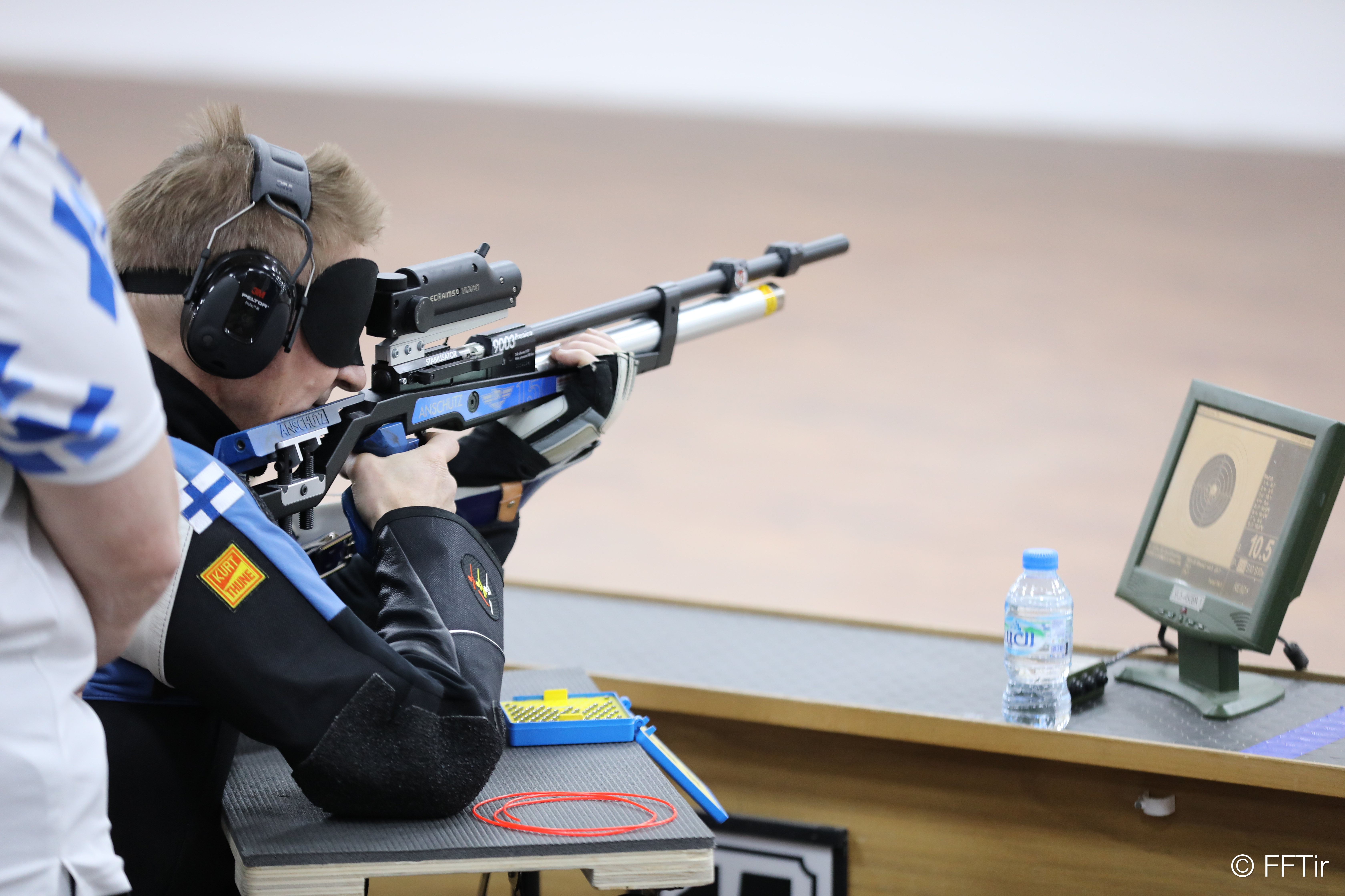 Kuvassa näkövammainen ampuja ampuu kisoissa.